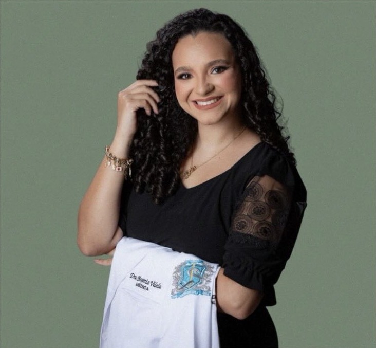 Retrato da Dra. Beatriz Vilela, médica com foco em Nutrologia na Elleva Saúde Integrada