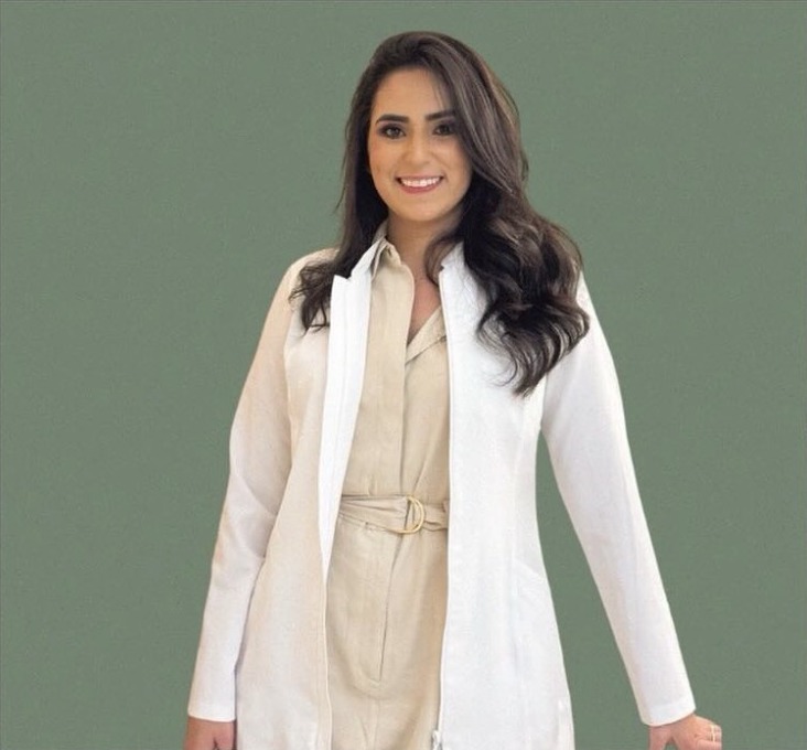 Retrato da Dra. Danielle, nutricionista clínica na Elleva Saúde Integrada